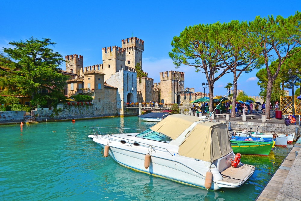 die Burg Rocca Scaligera in Sirmione am Gardasee, Italien