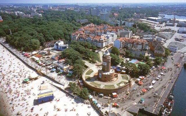 Luftbild von Kolberg, Polen, mit Strand, Leuchtturm und Stadtansicht.