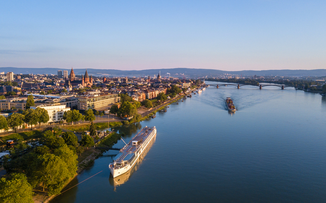 Panorama von Mainz mit Blick auf den Rhein und Brücken.